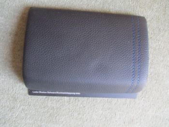 BMW Leder Boston Schwarz Kontraststeppung blau Muster ca. 10x15cm Format