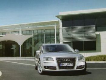 Audi A8 Blick nach Vorn Großformat Prospekt Mai 2005 NEU
