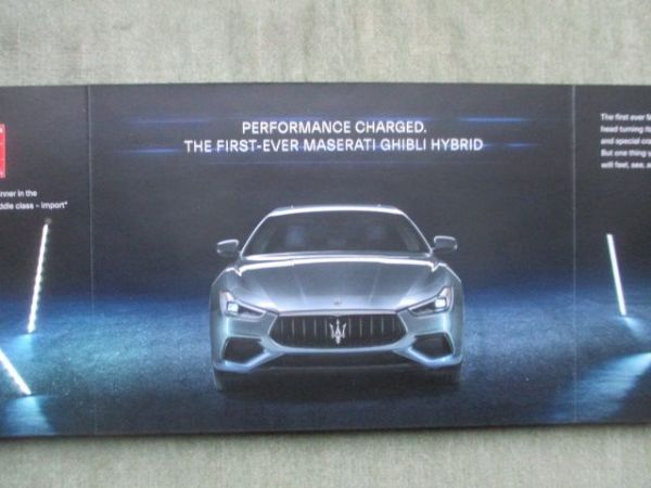 Maserati Ghibli Hybrid Vorstellungbox Holz 2021